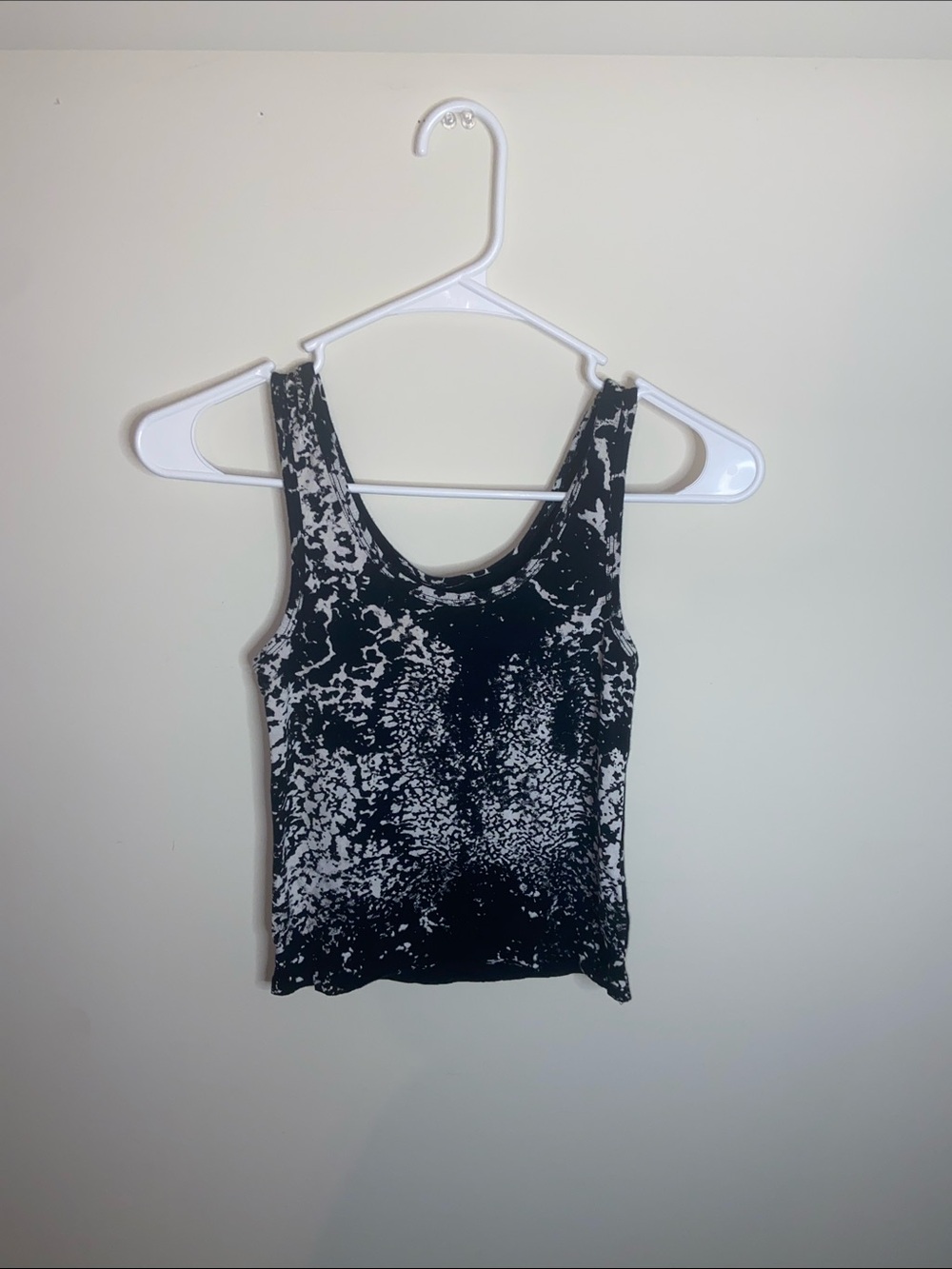 Mossimo Women’s Black & White Printed Crop Tank Size S